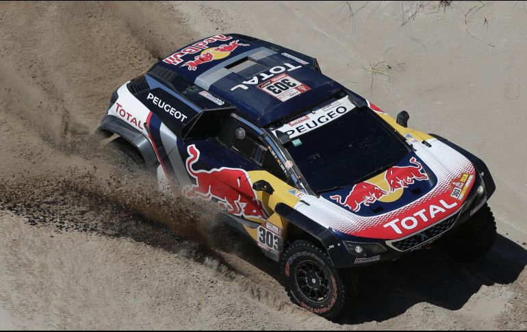 Sainz cuenta con una ventaja de una hora y 45 segundos sobre su más cercano perseguidor, Stéphane Peterhansel. AP/R. Mazalan