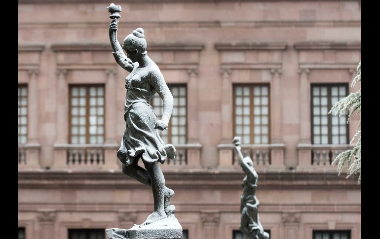 Esculturas cubiertas de hielo en Saltillo, Coahuila. La masa de aire polar asociada al sistema frontal 23 afecta a gran parte de México. EFE/M. Sierra