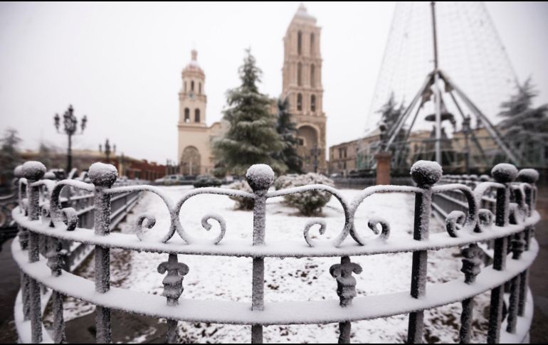 La Plaza de Armas en Saltillo también lució una capa de hielo. EFE/M. Sierra
