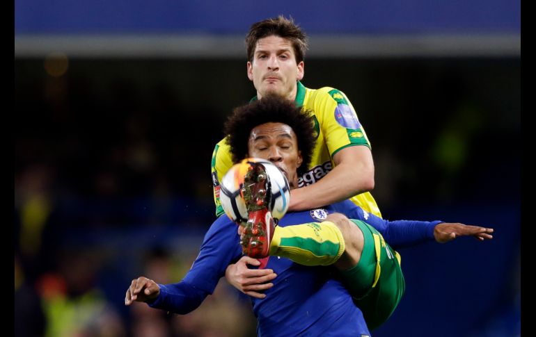 Willian (frente), del Chelsea, y  Timm Klose, de Norwich City, disputan un balón en partido de la Copa de Inglaterra disputado en Londres, Inglaterra. AP/A. Grant