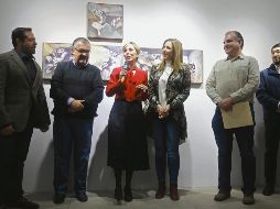 Jessica Gadga, de rojo, durante la presentación de su exposición. EL INFORMADOR/M. Vargas