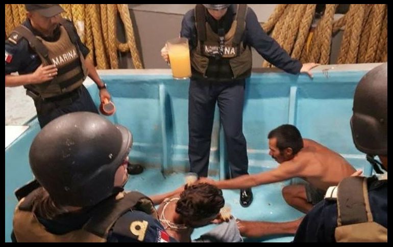 De manera inmediata les proporcionó agua y alimentos en lo que las condiciones meteorológicas permitían el rescate. FACEBOOK/SEMARMX