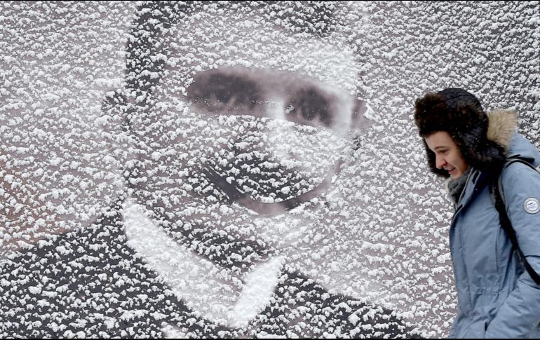 Una imagen, parte de una fotogalería de figuras históricas ucranianas, luce cubierta de nieve en Kiev, Ucrania. AFP/S. Supinsky