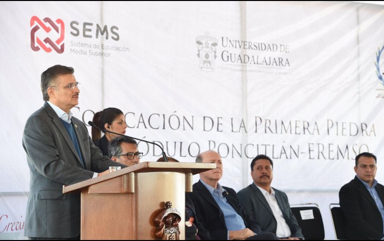 El rector general, Tonatiuh Bravo, señaló que el plantel ofrecerá educación a una población estimada de mil 200 jóvenes. TWITTER / @udg_oficial