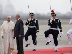 Francisco y Kuczynski durante su arribo a Perú. AP/P. Pope