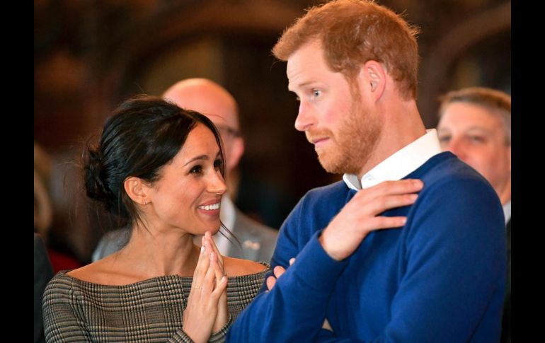 El príncipe Enrique y la actriz Meghan Markle observan una presentación de baile en el Castillo de Cardiff. La pareja visitó Gales por primera vez desde el anuncio de su compromiso. AP/B. Birchall