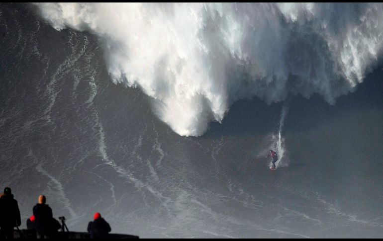 El australiano Ross Clarke-Jones participa en una sesión de surf en Nazare, ciudad del centro de Portugal. AFP/F. Leong