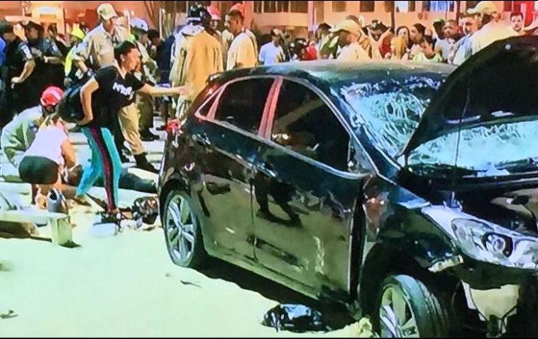 Imágenes de televisión mostraban un auto negro varado en la arena del famoso paseo. ESPECIAL