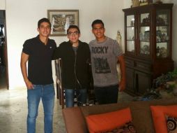 José Esparza (centro) siempre recordará la visita de Isaac Brizuela (izquierda) y Jesús Sánchez (derecha). FACEBOOK/Go-PEPE-547136368981213