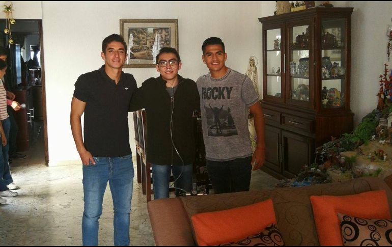 José Esparza (centro) siempre recordará la visita de Isaac Brizuela (izquierda) y Jesús Sánchez (derecha). FACEBOOK/Go-PEPE-547136368981213