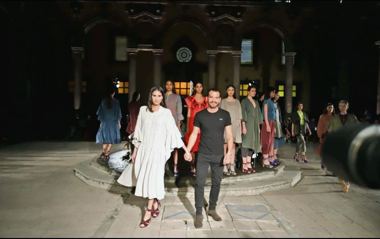 Francisco Cancino, de la firma Yakampot, y las modelos que participaron en el evento de clausura de Intermoda. EL INFORMADOR/F. Atilano
