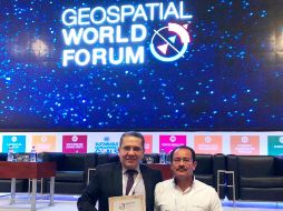 Rogelio Campos (izq) director general del IIEG, recibió el premio en representación del gobernador Aristóteles Sandoval. ESPECIAL