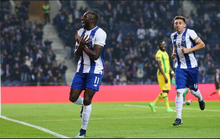Héctor Herrera (D) celebra con Moussa Marega (I), anotador del gol del Porto. TWITTER/@FCPorto