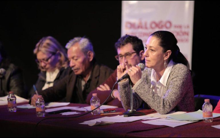 Sheinbaum exhortó al jefe de gobierno capitalino a realizar un fondo con el dinero que hay para la reconstrucción y contratar a directores responsables de obra. TWITTER / @Claudiashein