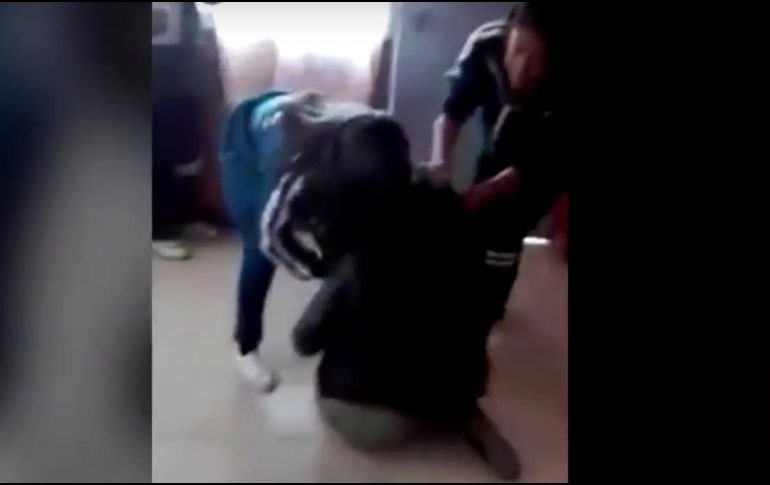 Ayer jueves, a través de redes sociales se difundió un video grabado por los estudiantes. YOUTUBE / CORRIDOS PROHIBIDOS