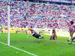 Sergio Vázquez (derecha) puso el último clavo en el ataúd rojiblanco. El Jalisco enmudeció, pues se escapaba el campeonato. MEXSPORT/ARCHIVO