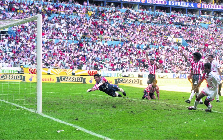 Sergio Vázquez (derecha) puso el último clavo en el ataúd rojiblanco. El Jalisco enmudeció, pues se escapaba el campeonato. MEXSPORT/ARCHIVO