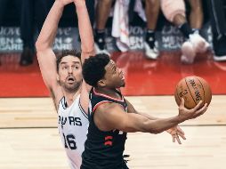 Acertado. Kyle Lowry, quien terminó con 24 puntos, intenta un tiro ante la marca de Pau Gasol. AP