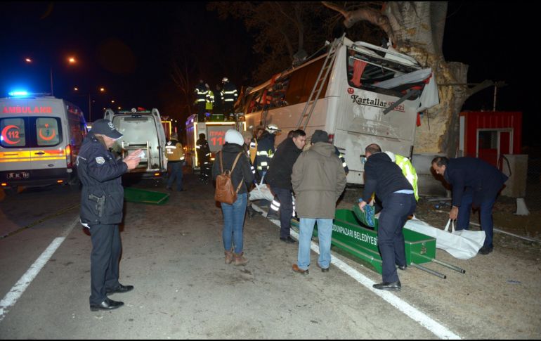 El chofer y el copiloto del autobús fueron detenidos mientras la policía investiga el incidente. EFE/E. Yasar
