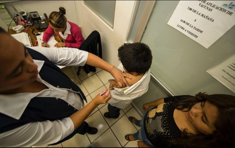 Se recomienda a la población vacunarse contra la influenza para evitar enfermarse.  EL INFORMADOR/ ARCHIVO