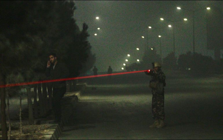 Según la fuente, otros tres insurgentes continúan en el interior del establecimiento. EFE/ J. Jalali