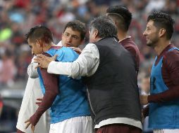 Iván Zamora, jugador del Toluca, sufrió una herida en la cabeza luego de que alguien le arrojara desde la tribuna un objeto durante un festejo de gol. MEXSPORT / E. Quintana