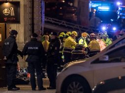 Numerosos equipos de bomberos se encuentran en el lugar y los trabajos para completar la extinción del fuego y asegurar el lugar continúan. EFE/ M. Divisek