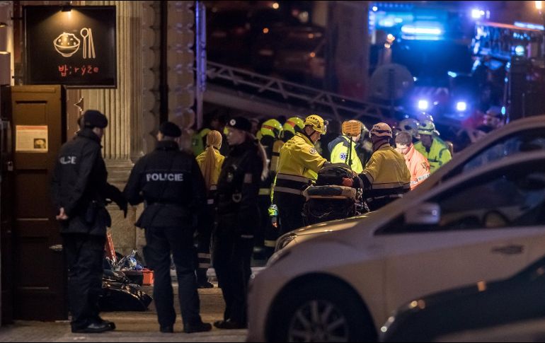 Numerosos equipos de bomberos se encuentran en el lugar y los trabajos para completar la extinción del fuego y asegurar el lugar continúan. EFE/ M. Divisek