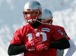 Brady participó en las prácticas de ayer viernes usando guantes en ambas manos. AP/ARCHIVO