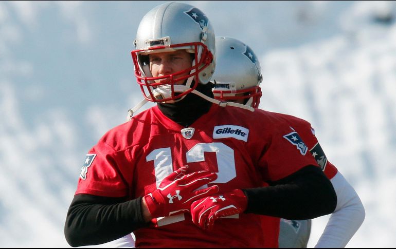 Brady participó en las prácticas de ayer viernes usando guantes en ambas manos. AP/ARCHIVO
