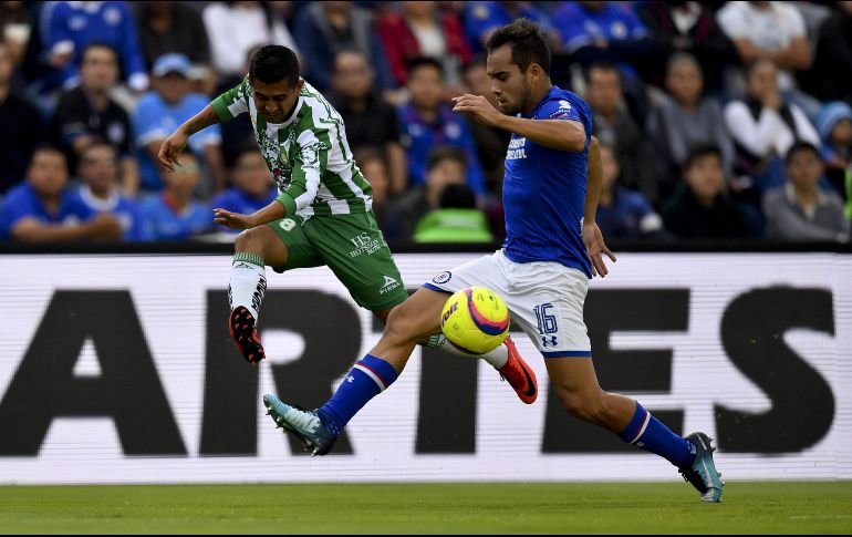 Elías Hernández (I) tuvo las oportuniades más claras por parte del equipo esmeralda. AFP/Y. Cortez
