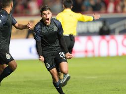 Ronaldo Cisneros celebra su primer gol con Chivas. MEXSPORT/A. Juárez