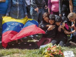 Entierro. Dos de las seis personas abatidas junto a Óscar Pérez fueron sepultadas ayer. EFE