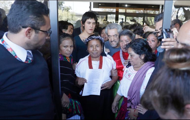 Con poco más de 150 mil firmas, María de Jesús Patricio (c) asegura que seguirán esforzándose. SUN/ARCHIVO