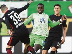 En acción. El mexicano Carlos Salcedo (#13) y su compañero Omar Mascarell (#39), tratan de ganarle el balón a Nany Dimata (centro). EFE