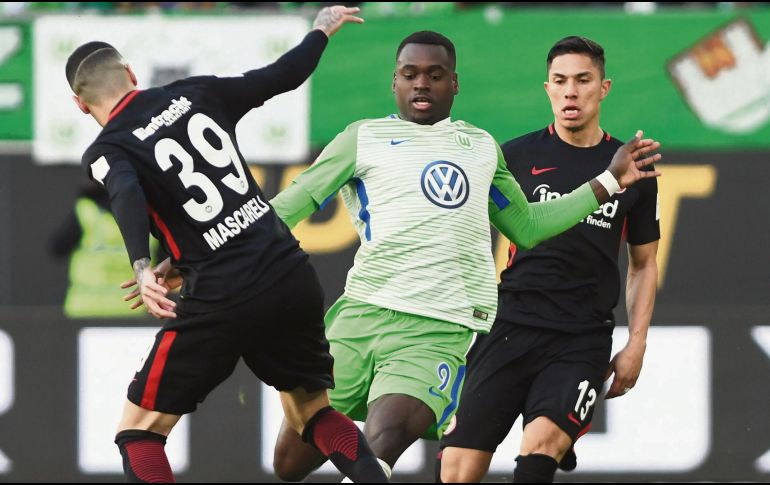 En acción. El mexicano Carlos Salcedo (#13) y su compañero Omar Mascarell (#39), tratan de ganarle el balón a Nany Dimata (centro). EFE