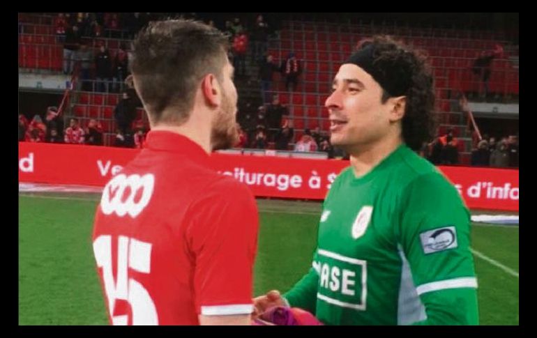 Eescate. Pese a la buena actuación de Memo Ochoa (derecha), el héroe del partido fue Sébastien Pocognoli (izquierda). ESPECIAL/@standardliejaes