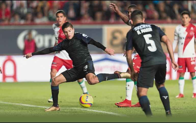 Ronaldo Cisneros se encuentra un rechace débil de Marcelo Barovero y se dispone a empujar el esférico al fondo de las redes, en el que fue un debut soñado en el Rebaño para él. MEXSPORT