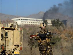 Una parte de la sexta planta continúa en llamas, por lo que bomberos trabajan para sofocar el fuego. AFP/W. Kohsar