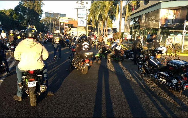Los peregrinos fueron escoltados por elementos motorizados de la Policía Federal y Bomberos de Guadalajara. ESPECIAL/BOMBEROS GUADALAJARA