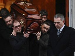La madre de O'Riordan y sus cinco hermanos acompañaron el féretro hasta la iglesia. AP/N. Carson