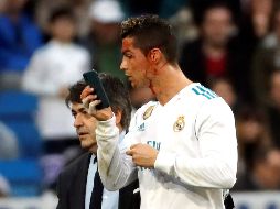 El portugués usa un teléfono móvil como espejo para revisar el estado de su rostro. EFE/J.C. Hidalgo