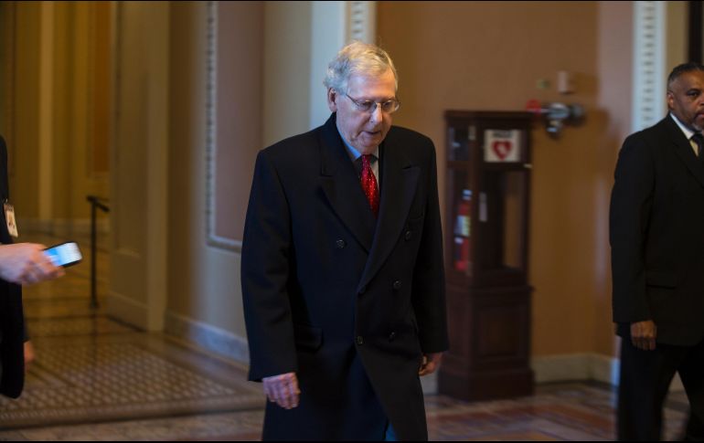 El líder republicano en el Senado, Mitch McConnell, propuso una votación para extender el financiamiento para el lunes. EFE / S. Thew
