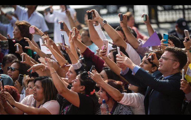 Fieles apuntan sus teléfonos al Papa Francisco, que llega para una oración en el templo de Nuestro Señor de los Milagros en Lima, Perú. AP/R. Abd