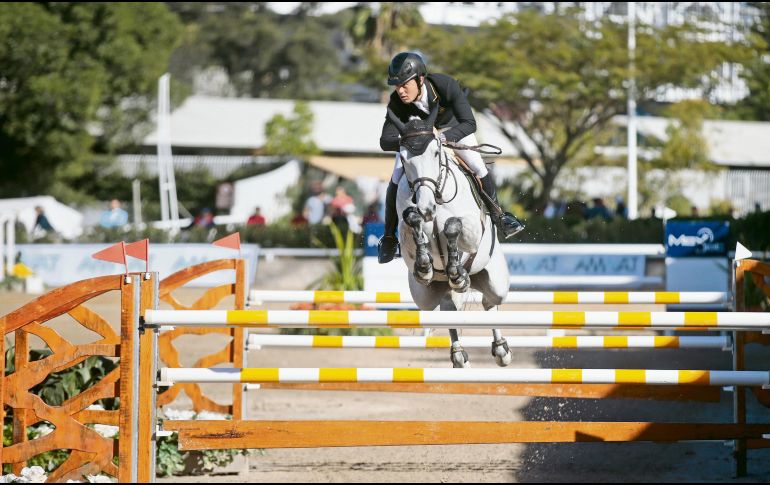 Gran premio a 1.50 metros. Juan José Zendejas monta a “Tino La Chapelle” durante su recorrido en la prueba estelar de la jornada dominical celebrada en el Country. EL INFORMADOR/F. Atilano