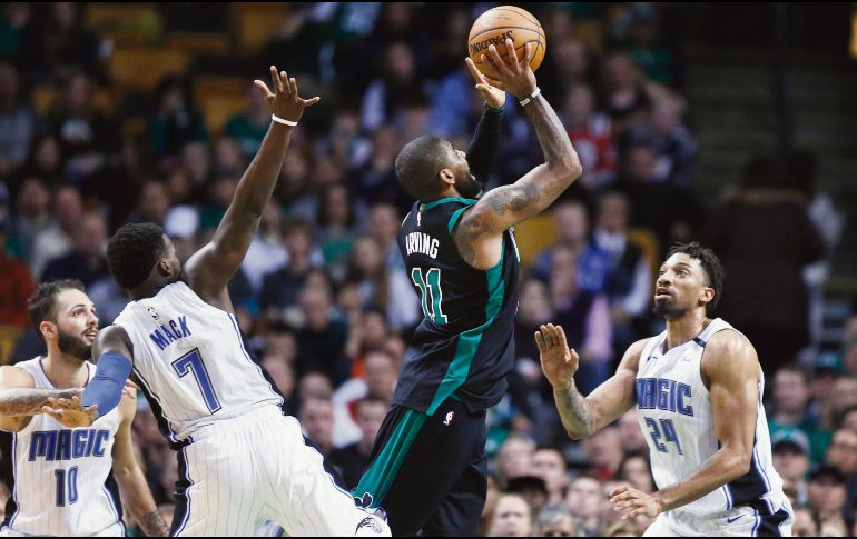 El Magic pudo aguantar el triunfo a pesar de la actuación de 40 puntos de Kyrie Irving (izquierda). AP/M. Dwyer