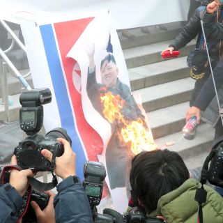 Queman foto de Kim Jong-un durante una protesta en Seúl