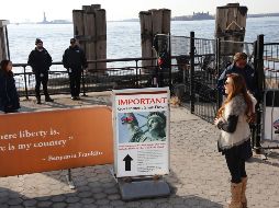 La Estatua de la Libertad se encuentra entre  los monumentos y parques a cargo del gobierno federal que cerraron el fin de semana; el Gobierno de Nueva York dijo que reabrirá  hoy. AP/M. Lennihan