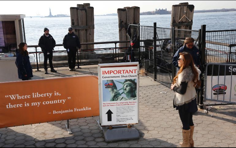La Estatua de la Libertad se encuentra entre  los monumentos y parques a cargo del gobierno federal que cerraron el fin de semana; el Gobierno de Nueva York dijo que reabrirá  hoy. AP/M. Lennihan