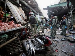 Se cree que el artefacto fue colocado al lado de un puesto de venta de carne de cerdo y activado mediante la alarma de un reloj. EFE/N. Chinnawornkomol
